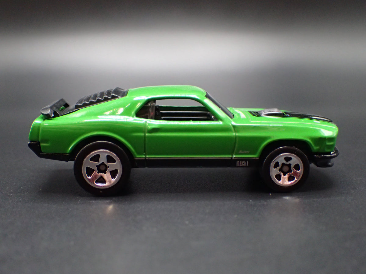 1970 70 FORD MUSTANG MACH 1 FASTBACK GREEN 1:64 SCALE DIORAMA DIECAST MODEL CAR