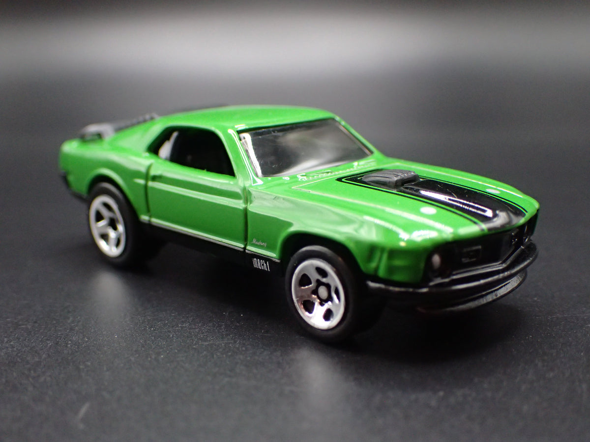 1970 70 FORD MUSTANG MACH 1 FASTBACK GREEN 1:64 SCALE DIORAMA DIECAST MODEL CAR