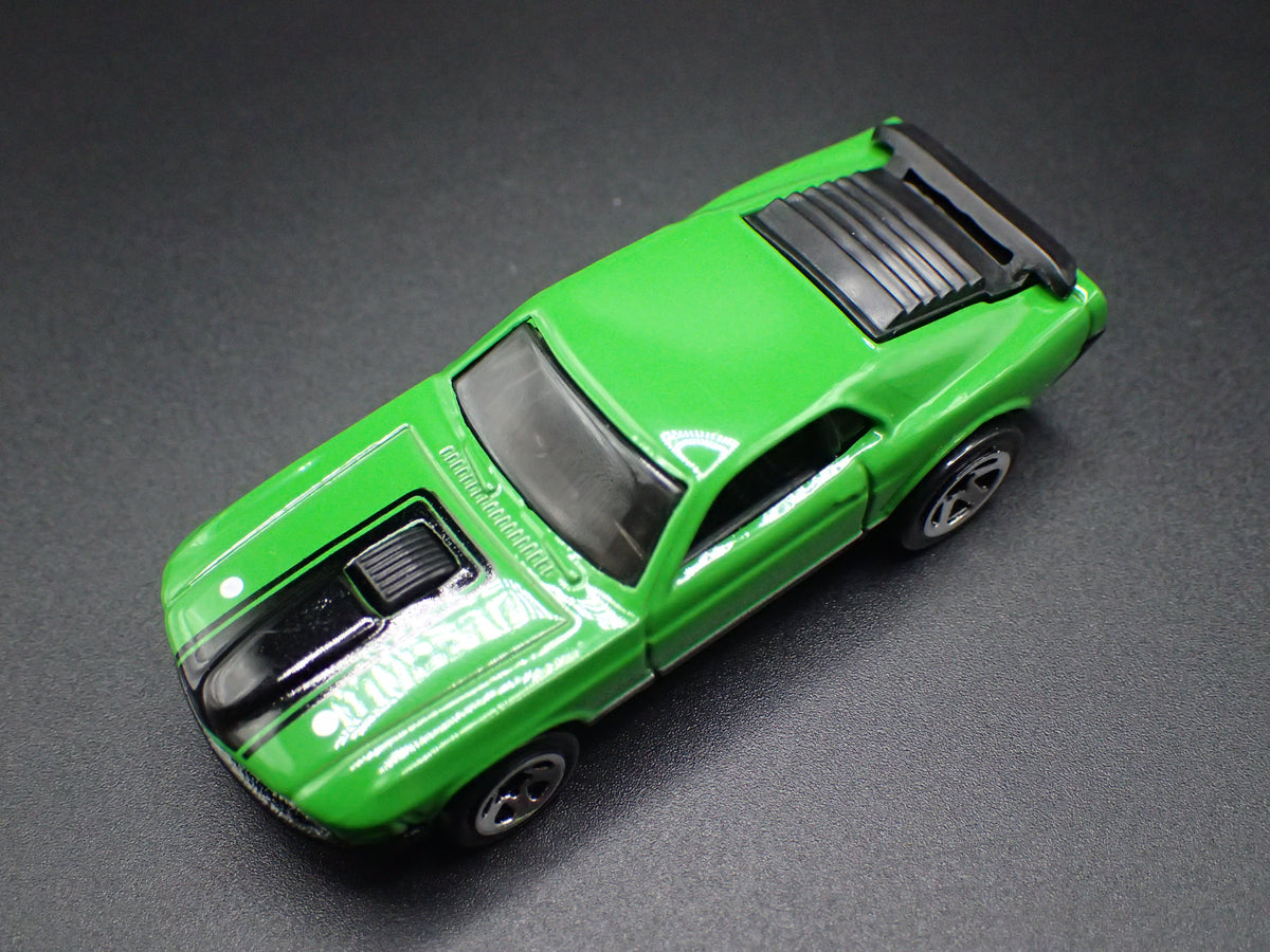 1970 70 FORD MUSTANG MACH 1 FASTBACK GREEN 1:64 SCALE DIORAMA DIECAST MODEL CAR