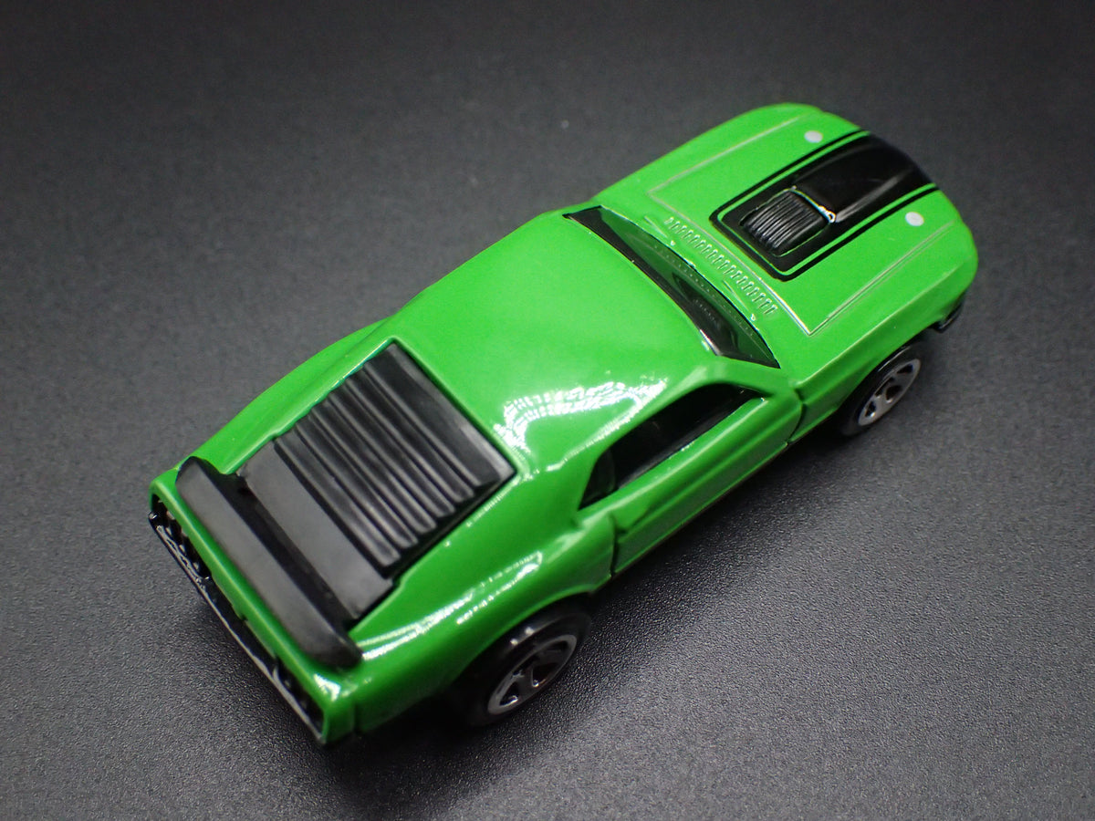1970 70 FORD MUSTANG MACH 1 FASTBACK GREEN 1:64 SCALE DIORAMA DIECAST MODEL CAR