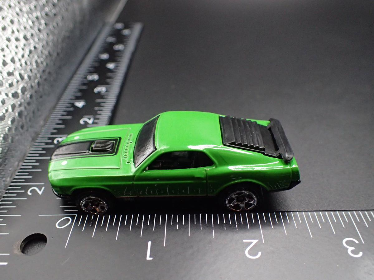 1970 70 FORD MUSTANG MACH 1 FASTBACK GREEN 1:64 SCALE DIORAMA DIECAST MODEL CAR