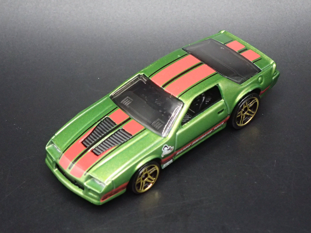 1985 85 CHEVY CHEVROLET CAMARO IROC-Z GREEN 1:64 SCALE DIECAST MODEL CAR