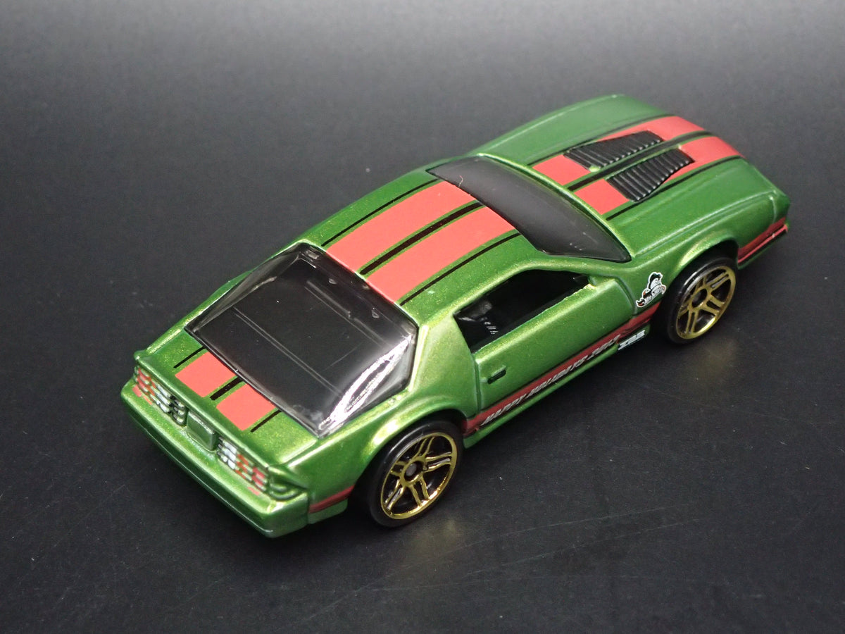 1985 85 CHEVY CHEVROLET CAMARO IROC-Z GREEN 1:64 SCALE DIECAST MODEL CAR