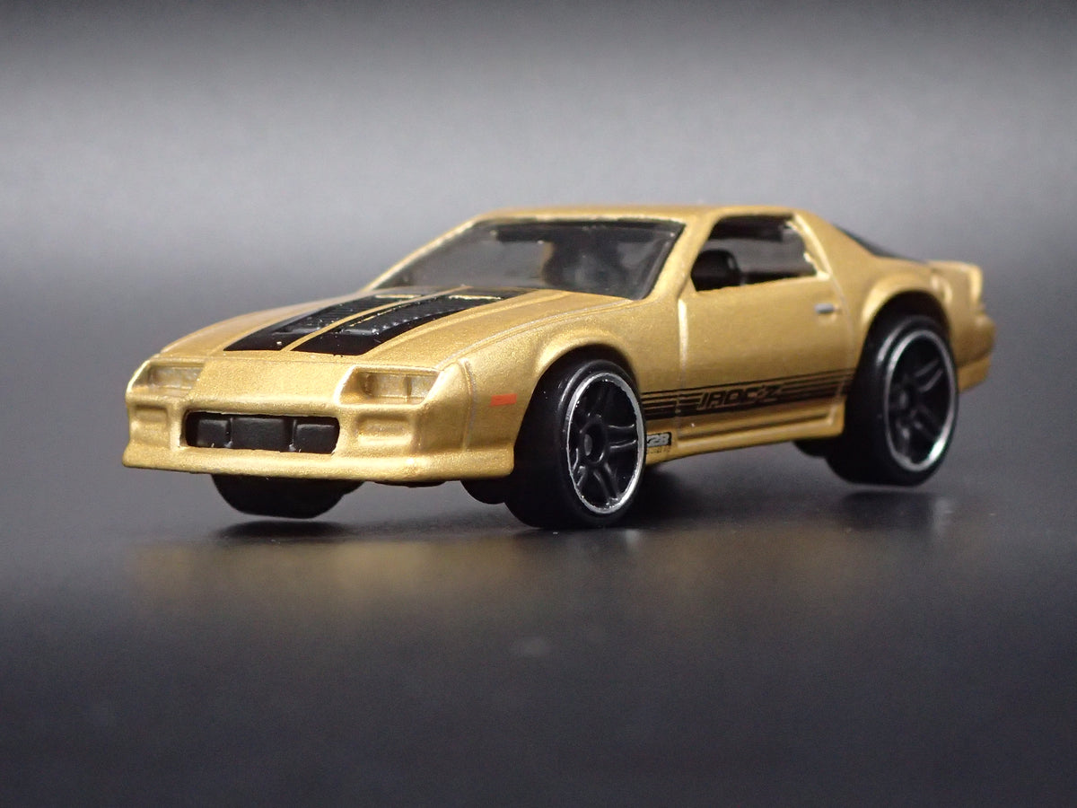 1985 85 CHEVY CHEVROLET CAMARO IROC-Z GOLD 1:64 SCALE DIECAST MODEL CAR