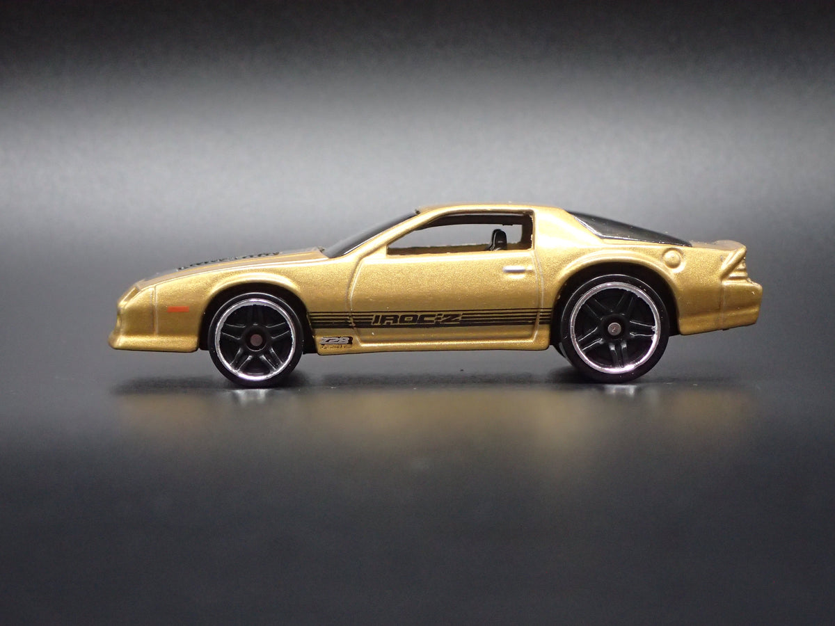 1985 85 CHEVY CHEVROLET CAMARO IROC-Z GOLD 1:64 SCALE DIECAST MODEL CAR