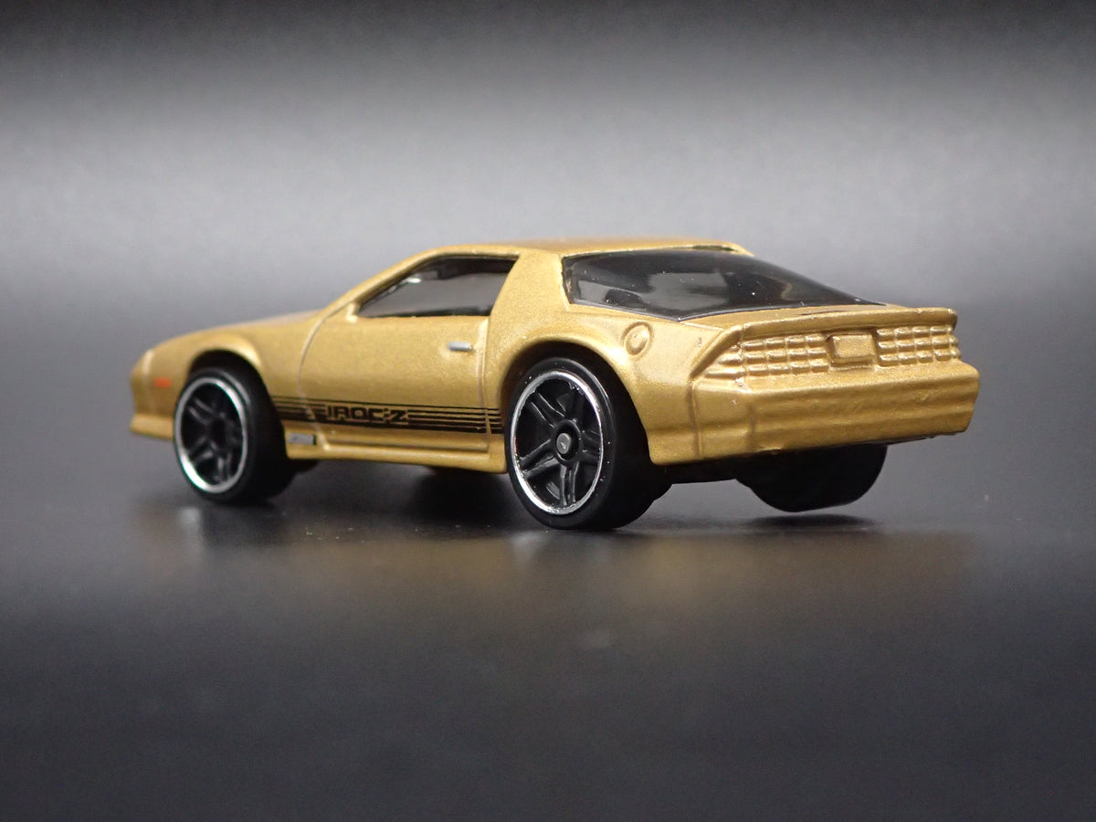 1985 85 CHEVY CHEVROLET CAMARO IROC-Z GOLD 1:64 SCALE DIECAST MODEL CAR