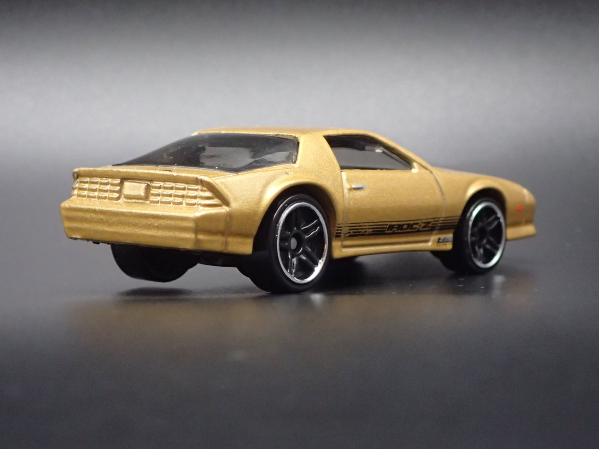 1985 85 CHEVY CHEVROLET CAMARO IROC-Z GOLD 1:64 SCALE DIECAST MODEL CAR