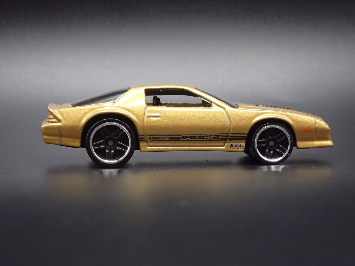 1985 85 CHEVY CHEVROLET CAMARO IROC-Z GOLD 1:64 SCALE DIECAST MODEL CAR