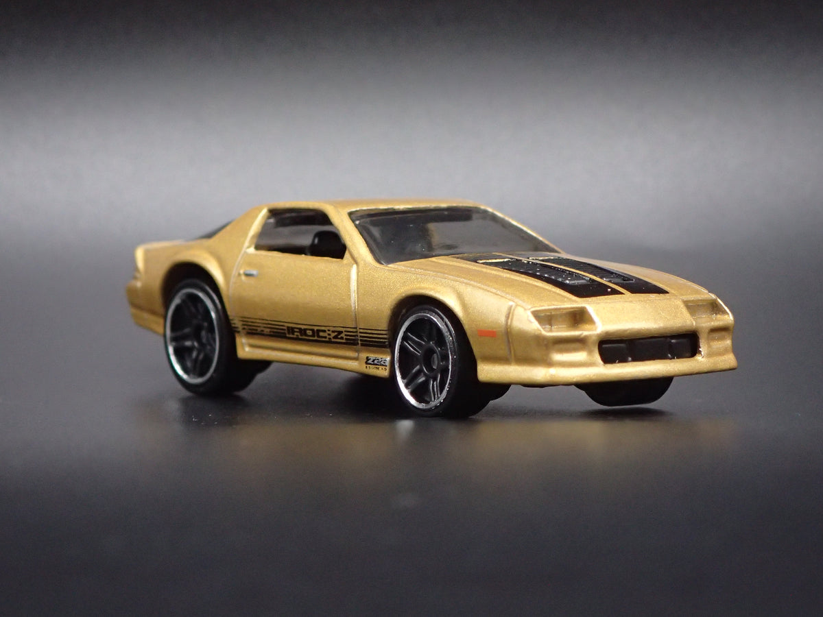 1985 85 CHEVY CHEVROLET CAMARO IROC-Z GOLD 1:64 SCALE DIECAST MODEL CAR