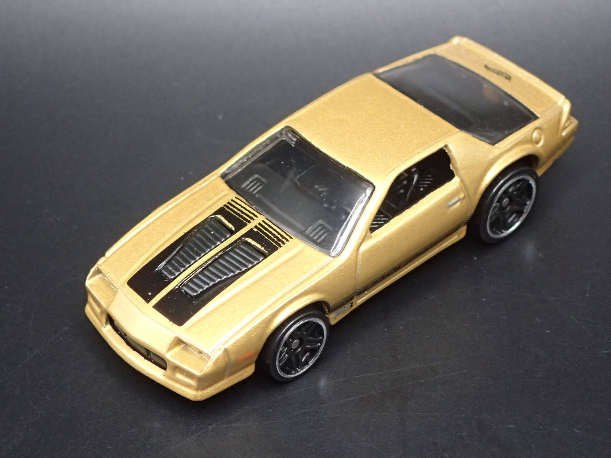 1985 85 CHEVY CHEVROLET CAMARO IROC-Z GOLD 1:64 SCALE DIECAST MODEL CAR