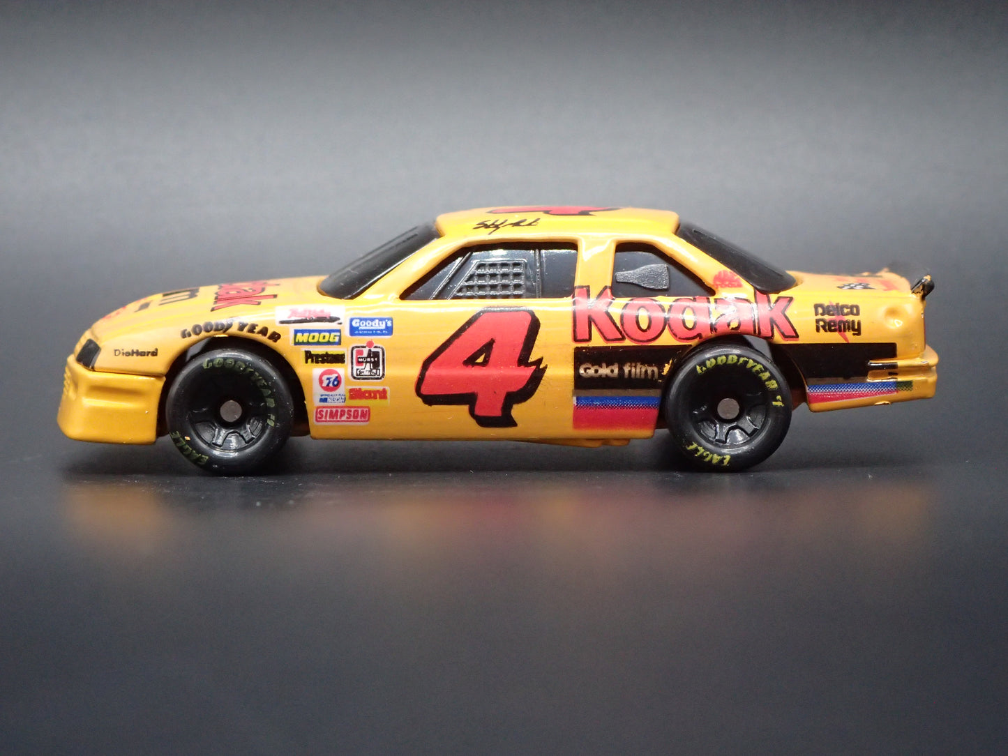 1994 94 CHEVROLET LUMINA 4 STERLING MARLIN NASCAR 1:64 SCALE DIECAST MODEL CAR