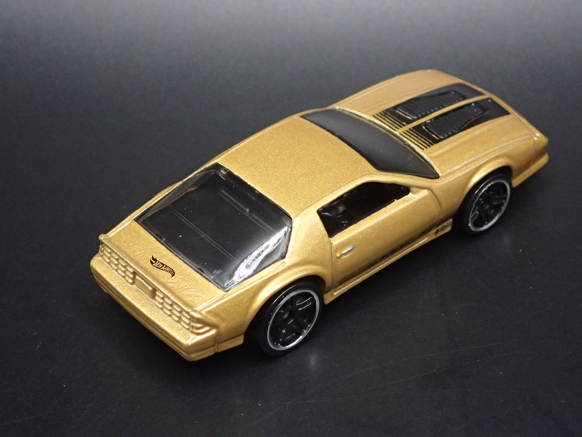1985 85 CHEVY CHEVROLET CAMARO IROC-Z GOLD 1:64 SCALE DIECAST MODEL CAR