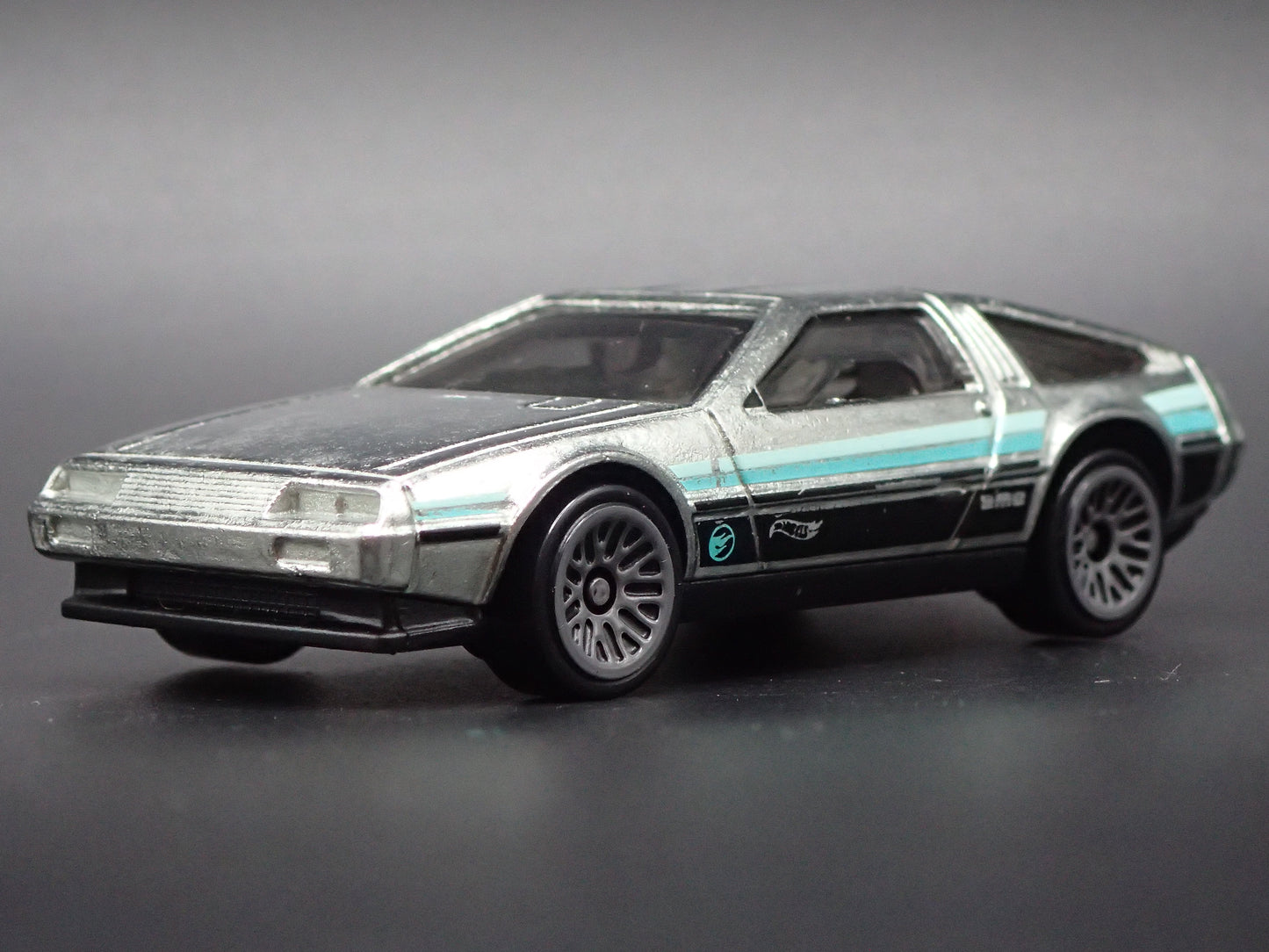 1981-1983 DMC DELOREAN SILVER 1:64 SCALE COLLECTIBLE DIORAMA DIECAST MODEL CAR