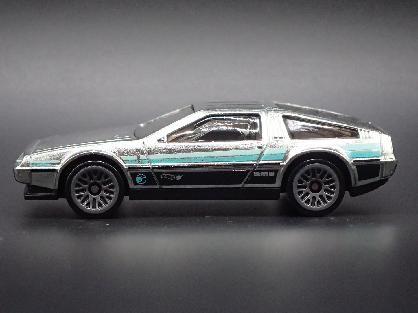 1981-1983 DMC DELOREAN SILVER 1:64 SCALE COLLECTIBLE DIORAMA DIECAST MODEL CAR