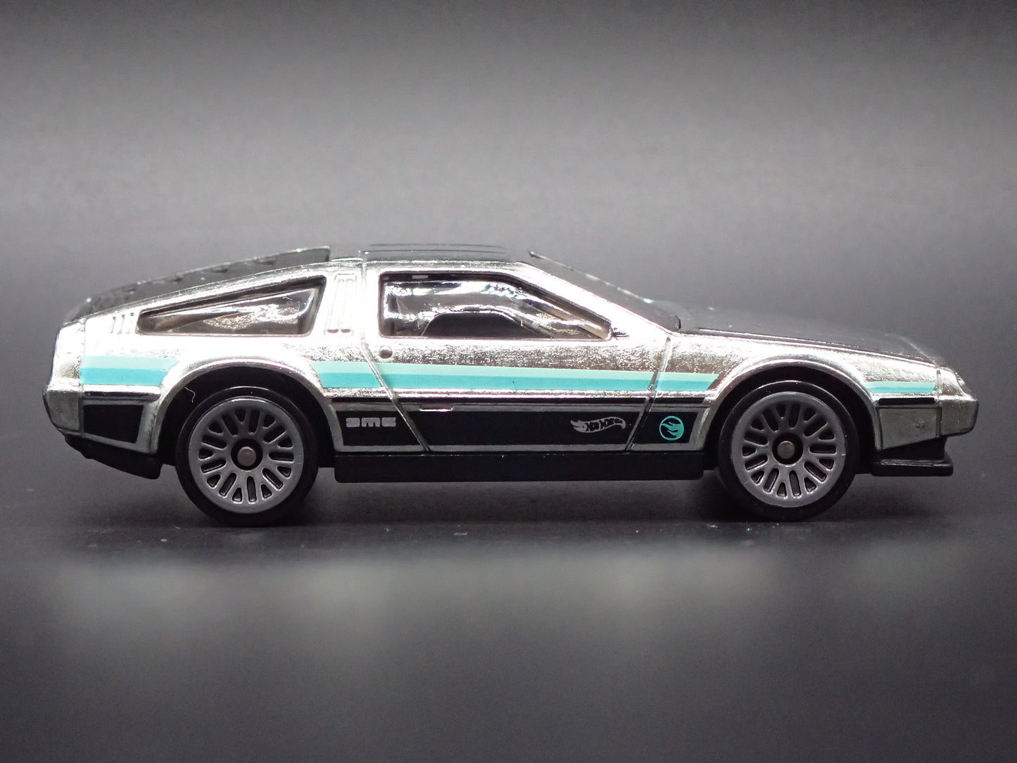 1981-1983 DMC DELOREAN SILVER 1:64 SCALE COLLECTIBLE DIORAMA DIECAST MODEL CAR