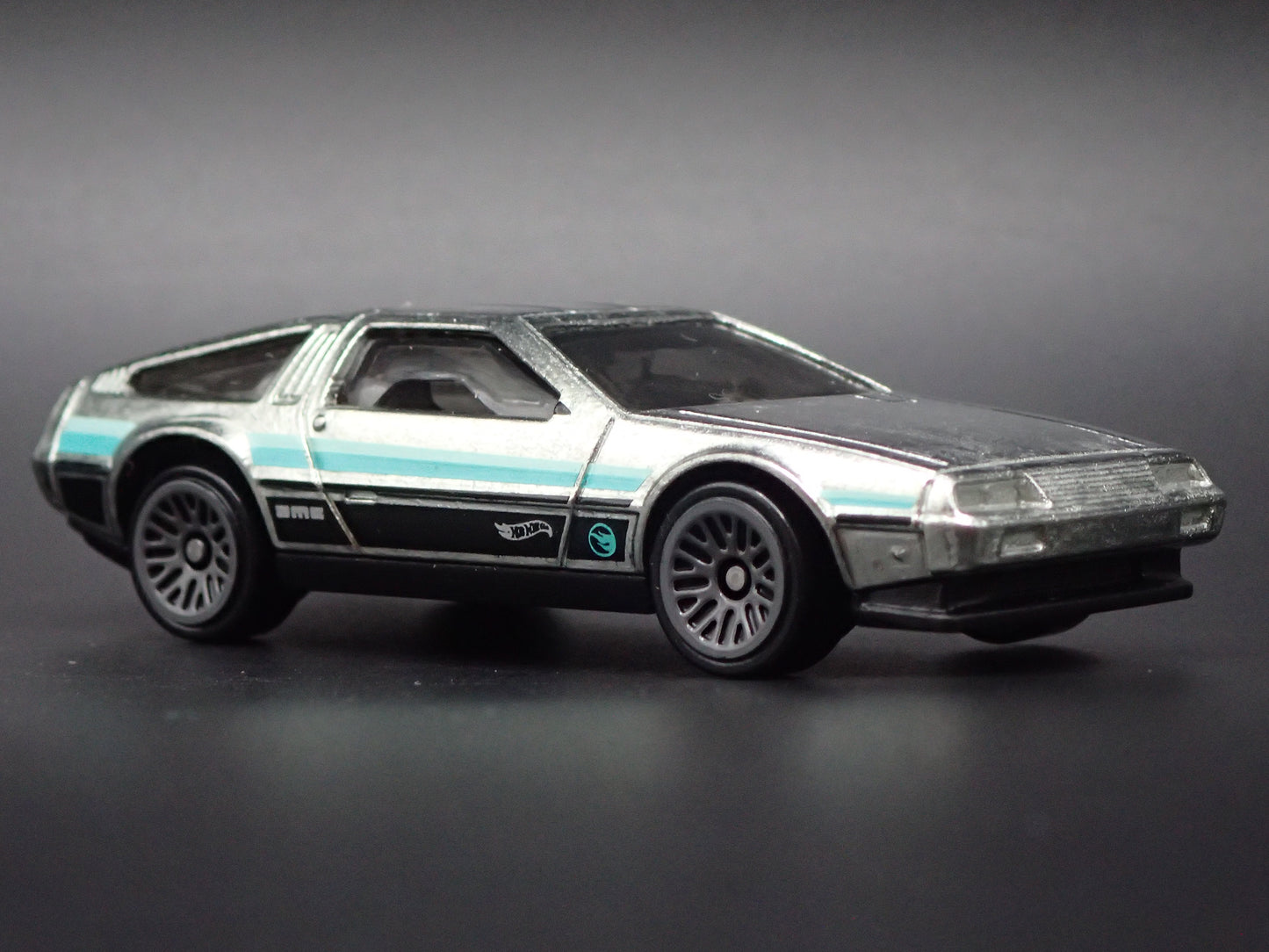 1981-1983 DMC DELOREAN SILVER 1:64 SCALE COLLECTIBLE DIORAMA DIECAST MODEL CAR