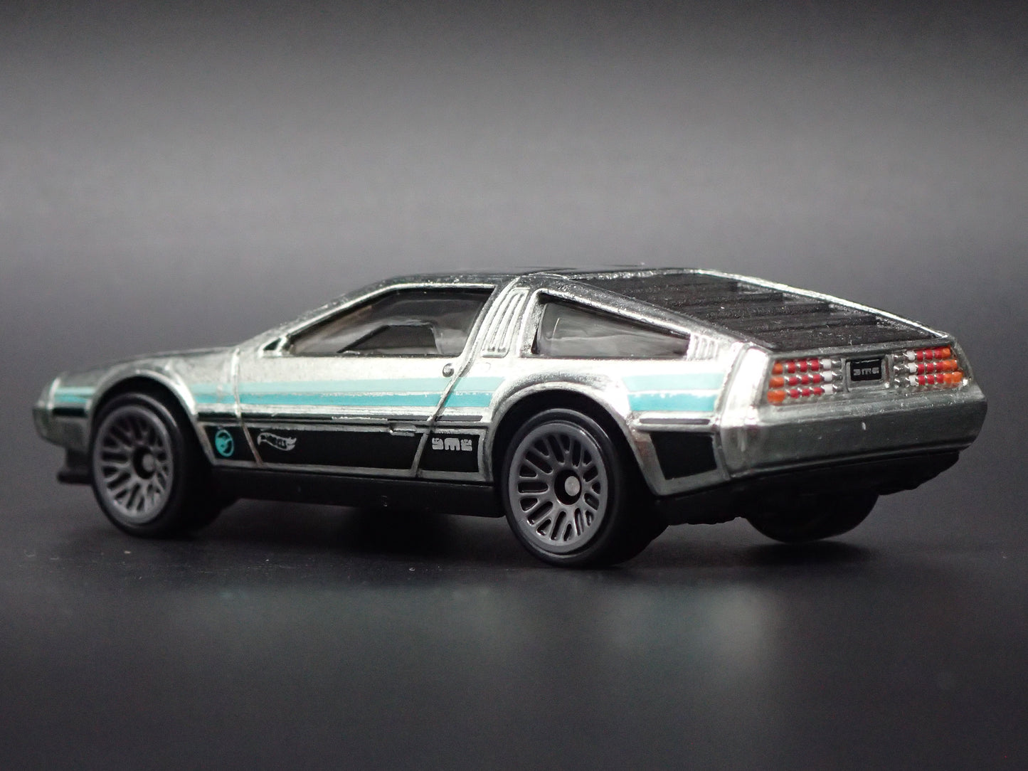 1981-1983 DMC DELOREAN SILVER 1:64 SCALE COLLECTIBLE DIORAMA DIECAST MODEL CAR