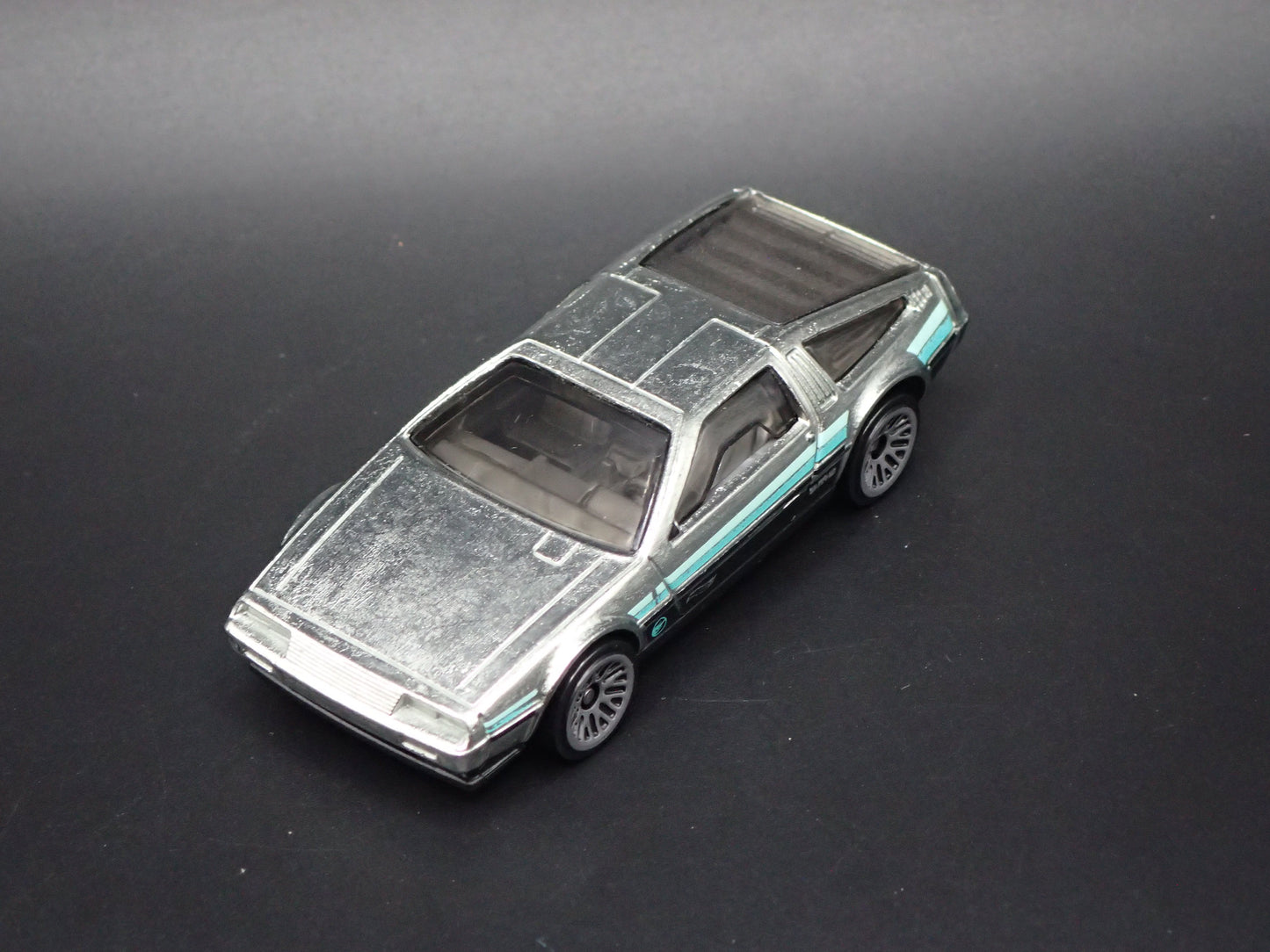 1981-1983 DMC DELOREAN SILVER 1:64 SCALE COLLECTIBLE DIORAMA DIECAST MODEL CAR