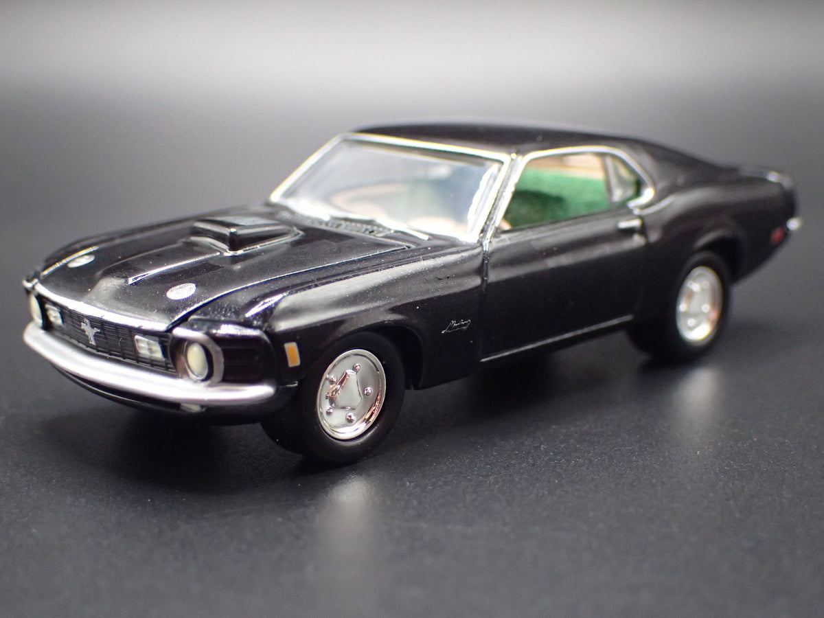 1970 70 FORD MUSTANG MACH 1  1:64 SCALE COLLECTIBLE DIORAMA DIECAST MODEL CAR