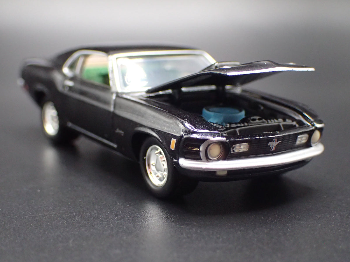 1970 70 FORD MUSTANG MACH 1  1:64 SCALE COLLECTIBLE DIORAMA DIECAST MODEL CAR