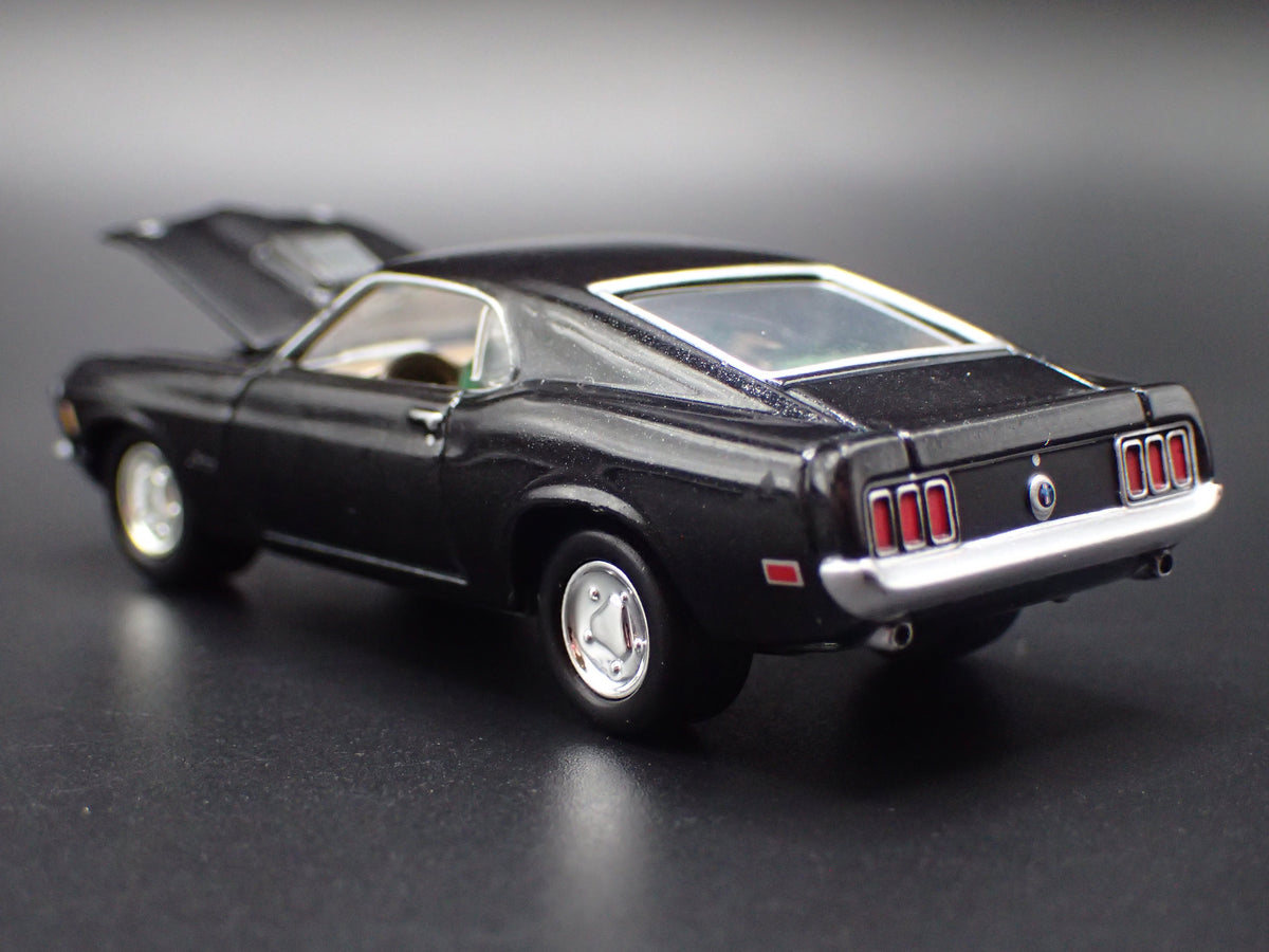 1970 70 FORD MUSTANG MACH 1  1:64 SCALE COLLECTIBLE DIORAMA DIECAST MODEL CAR