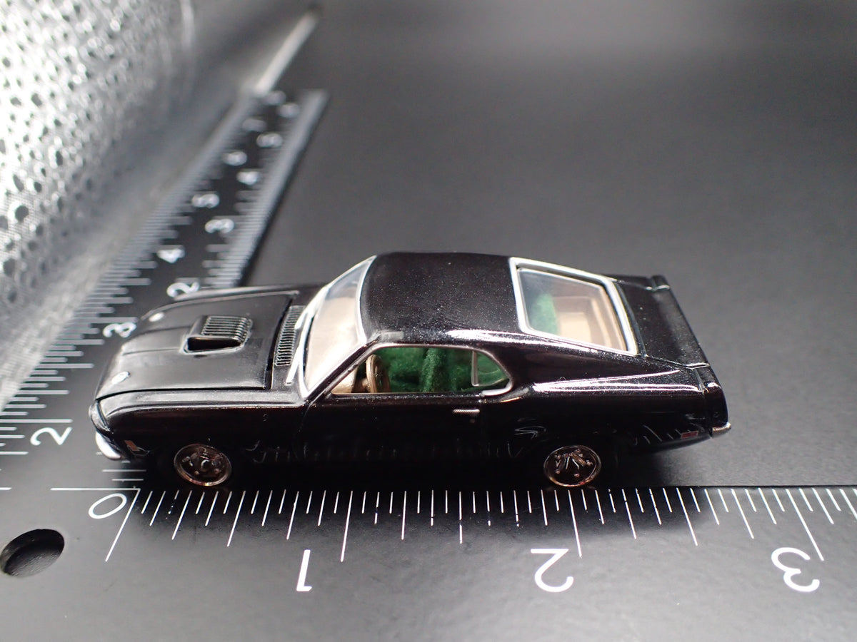 1970 70 FORD MUSTANG MACH 1  1:64 SCALE COLLECTIBLE DIORAMA DIECAST MODEL CAR