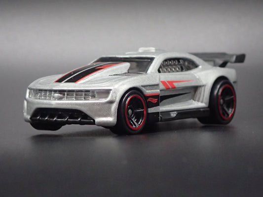 2010-2015 CHEVY CHEVROLET CAMARO SILVER 1:64 SCALE DIORAMA DIECAST MODEL CAR-Burning Rubber Toy Company