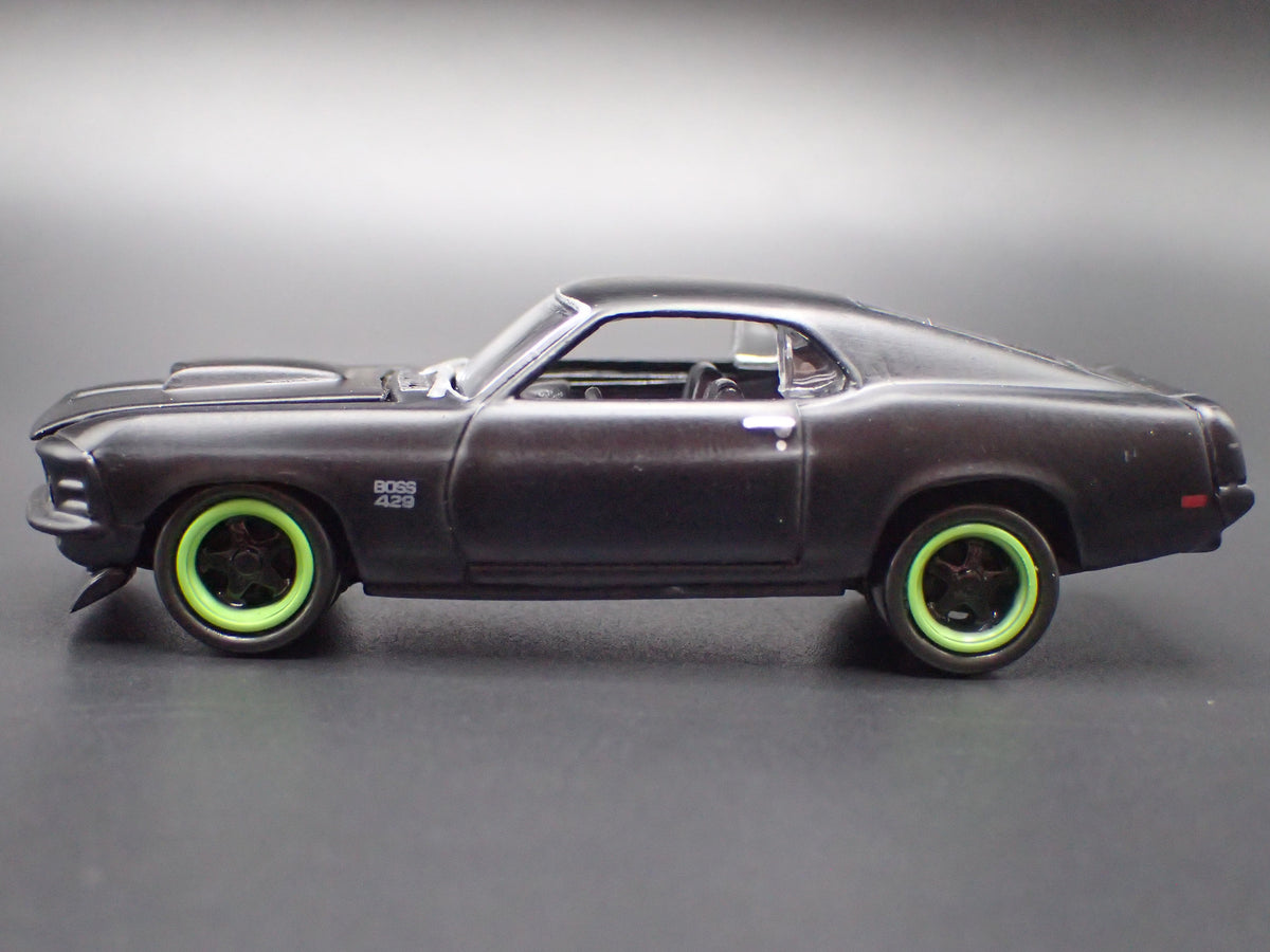 1970 70 FORD MUSTANG BOSS 429 FASTBACK BLACK 1:64 SCALE DIORAMA DIECAST MODEL CAR