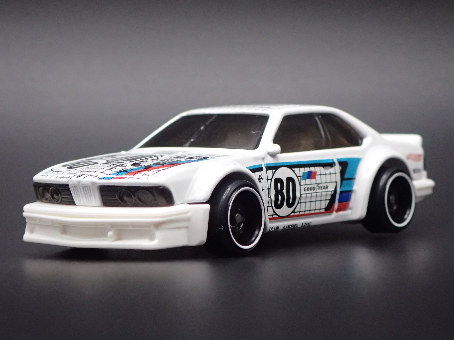 1985-1989 BMW 635 CSI WHITE 1:64 SCALE COLLECTIBLE DIORAMA DIECAST MODEL CAR