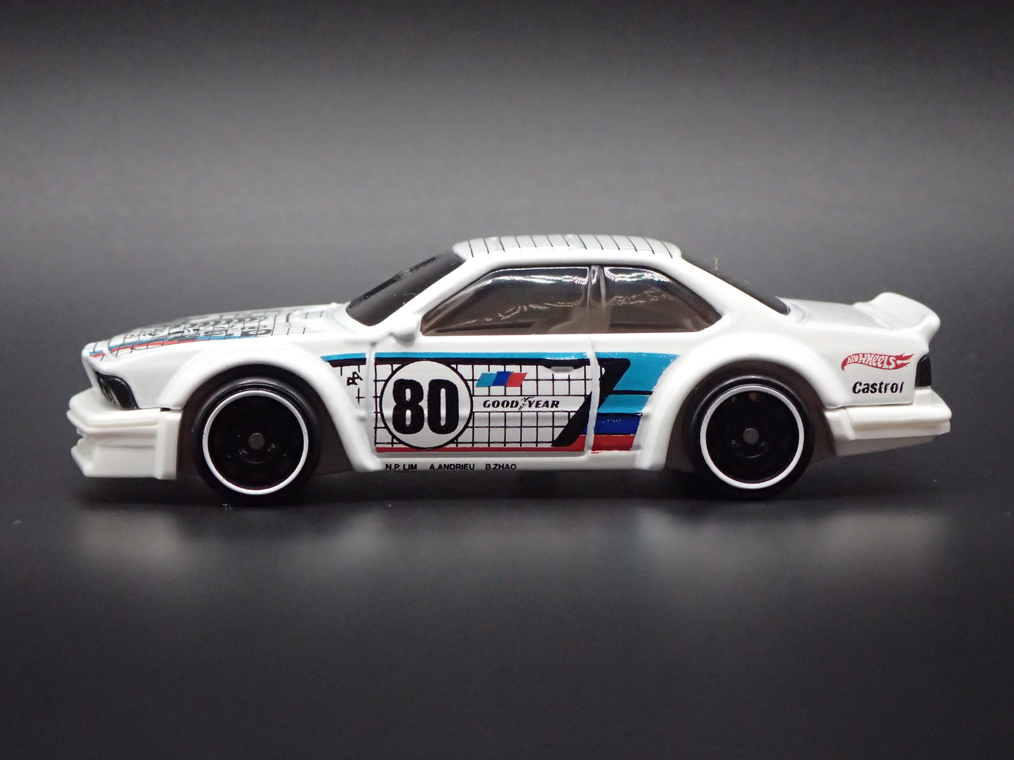 1985-1989 BMW 635 CSI WHITE 1:64 SCALE COLLECTIBLE DIORAMA DIECAST MODEL CAR