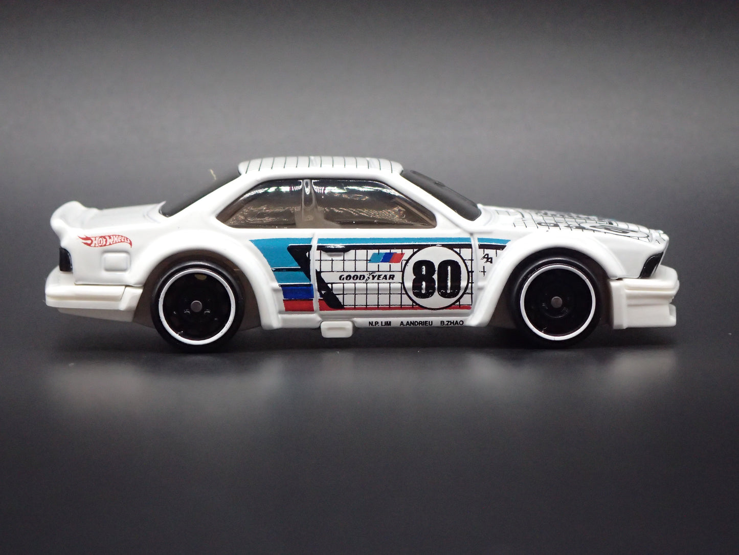 1985-1989 BMW 635 CSI WHITE 1:64 SCALE COLLECTIBLE DIORAMA DIECAST MODEL CAR