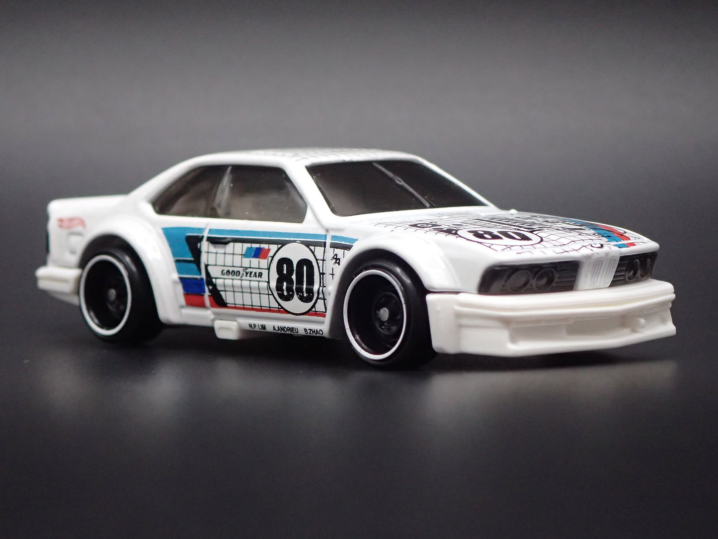 1985-1989 BMW 635 CSI WHITE 1:64 SCALE COLLECTIBLE DIORAMA DIECAST MODEL CAR