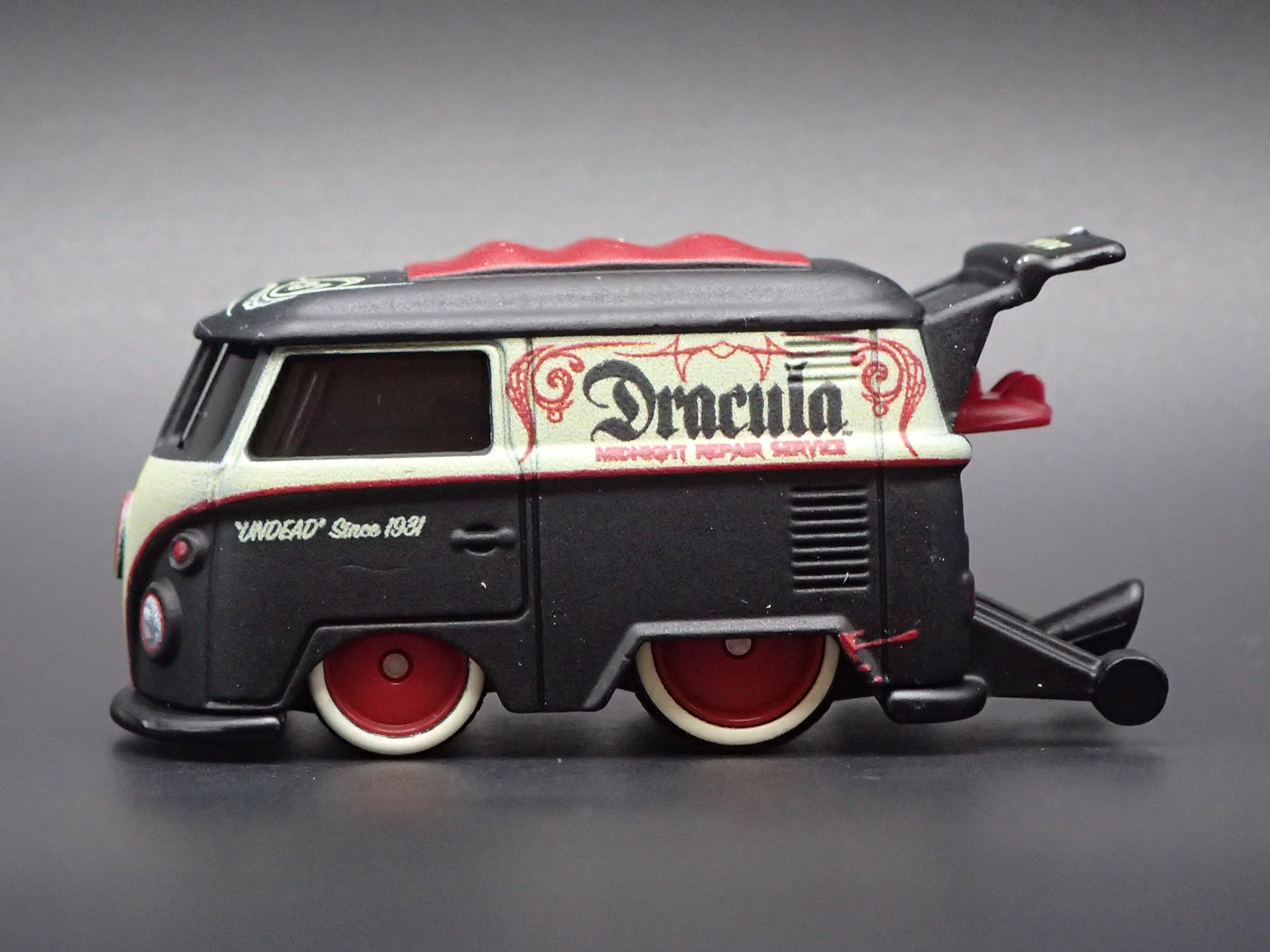 VW VOLKSWAGEN KOOL KOMBI BUS VAN DRAGULA 1:64 COLLECTIBLE DIORAMA DIECAST MODEL CAR
