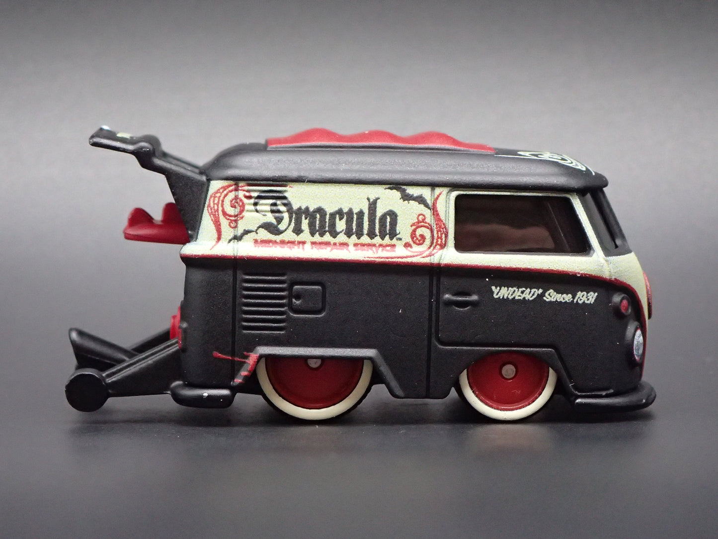 VW VOLKSWAGEN KOOL KOMBI BUS VAN DRAGULA 1:64 COLLECTIBLE DIORAMA DIECAST MODEL CAR