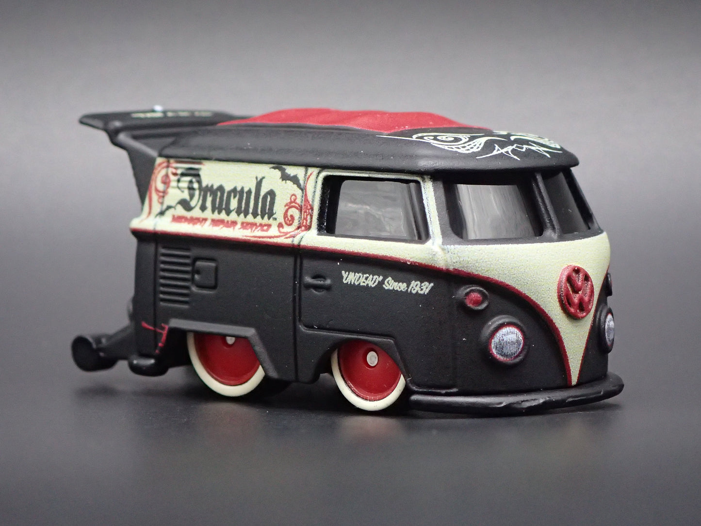 VW VOLKSWAGEN KOOL KOMBI BUS VAN DRAGULA 1:64 COLLECTIBLE DIORAMA DIECAST MODEL CAR