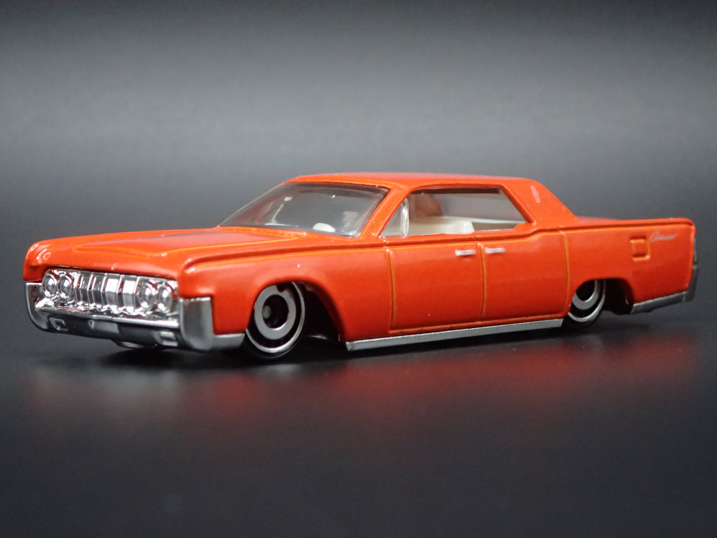 1964 64 LINCOLN CONTINENTAL 1:64 SCALE COLLECTIBLE DIORAMA DIECAST MODEL CAR