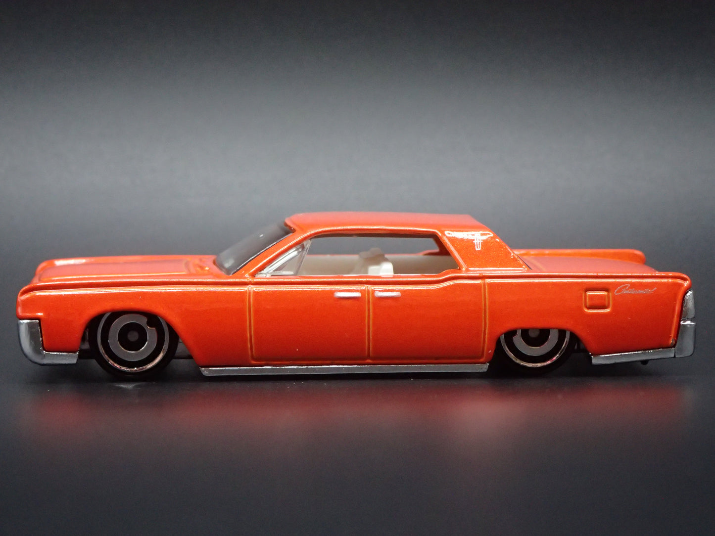 1964 64 LINCOLN CONTINENTAL 1:64 SCALE COLLECTIBLE DIORAMA DIECAST MODEL CAR