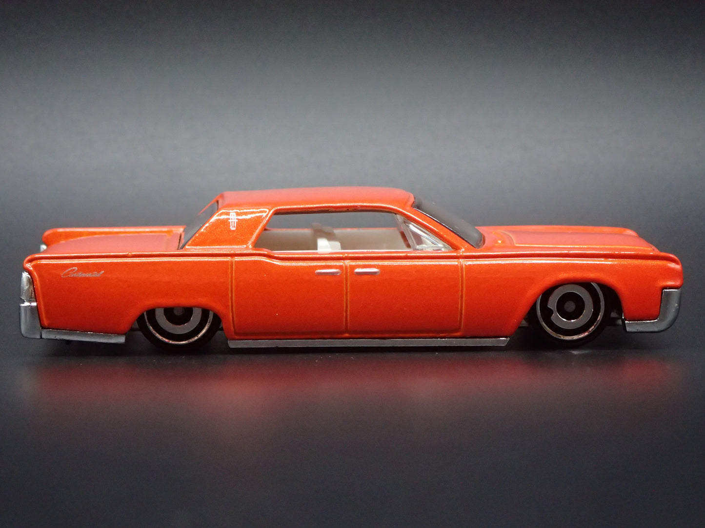 1964 64 LINCOLN CONTINENTAL 1:64 SCALE COLLECTIBLE DIORAMA DIECAST MODEL CAR
