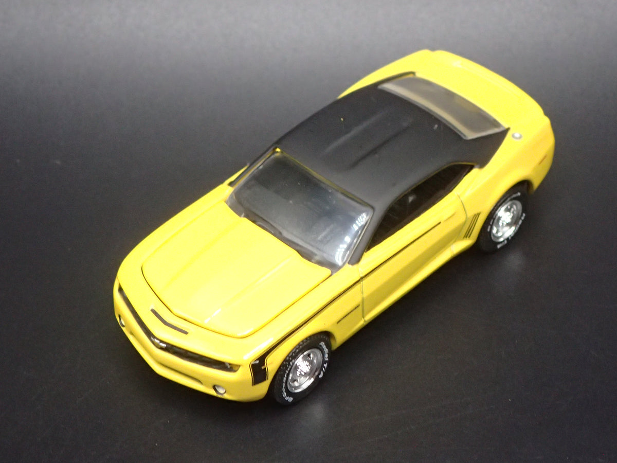 2010-2015 CHEVY CHEVROLET CAMARO YELLOW 1:64 SCALE DIORAMA DIECAST MODEL CAR
