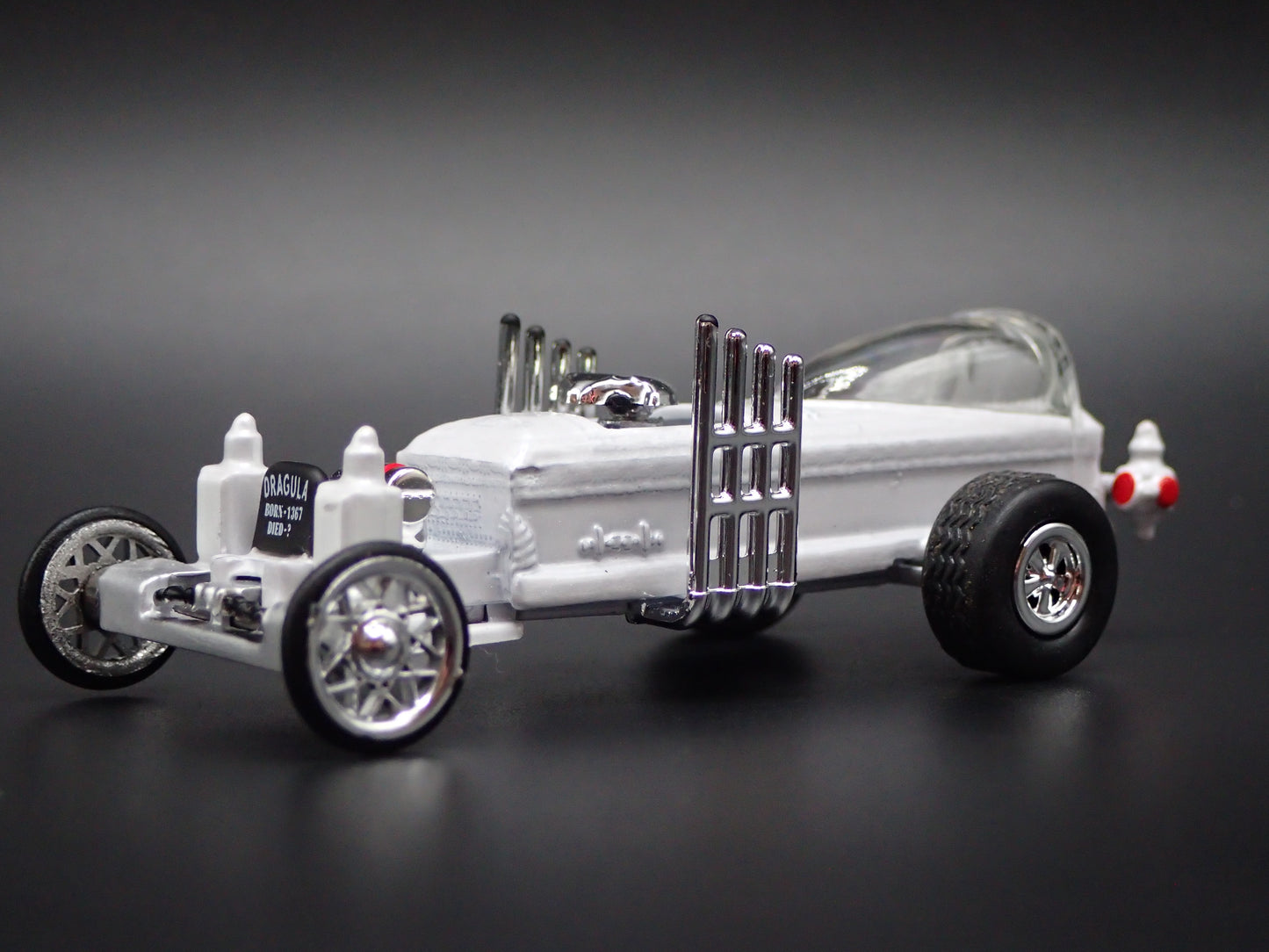 BARRIS THE DRAGULA MUNSTERS WHITE CHASE 1:64 SCALE DIORAMA DIECAST MODEL CAR