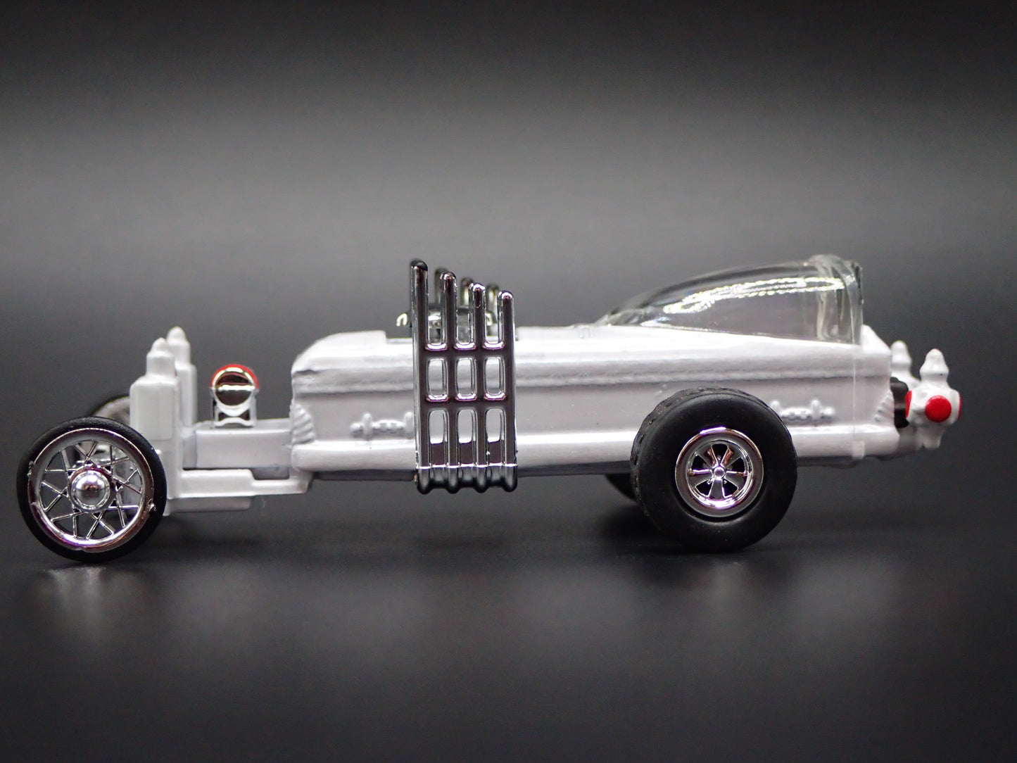 BARRIS THE DRAGULA MUNSTERS WHITE CHASE 1:64 SCALE DIORAMA DIECAST MODEL CAR