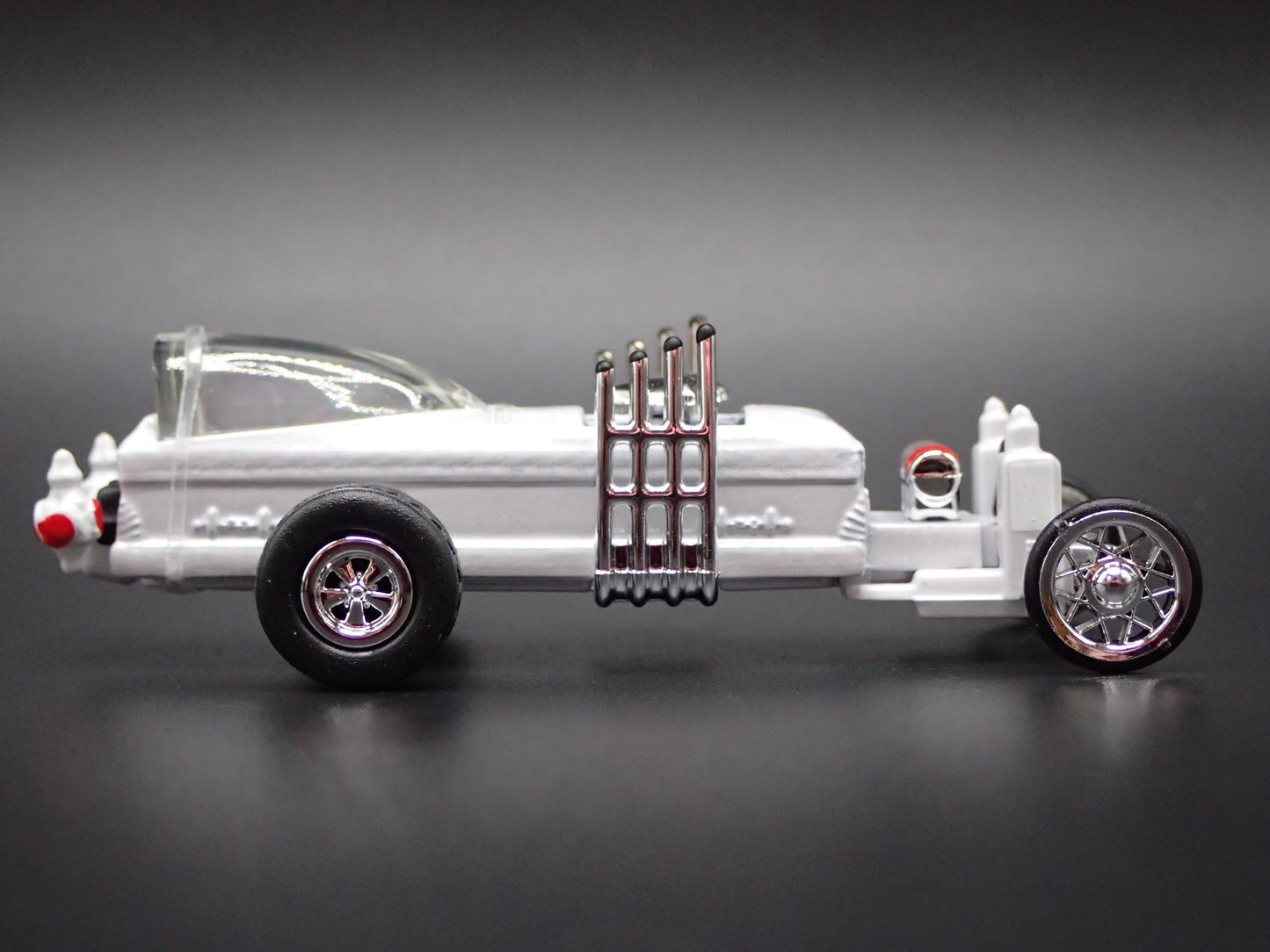 BARRIS THE DRAGULA MUNSTERS WHITE CHASE 1:64 SCALE DIORAMA DIECAST MODEL CAR
