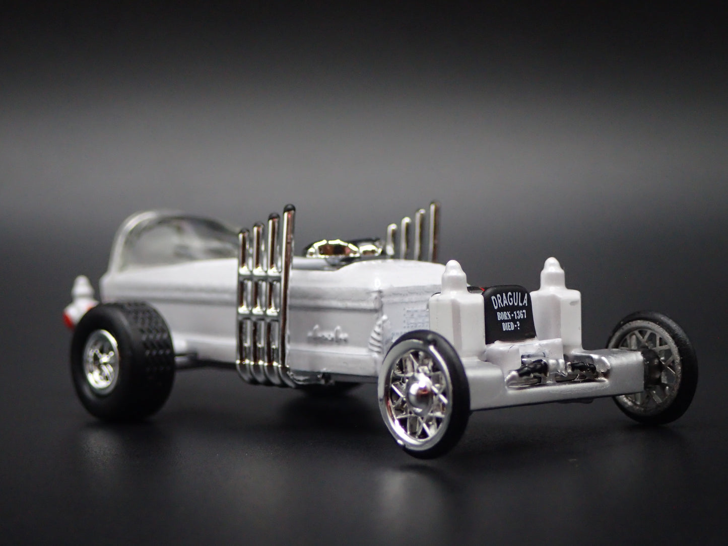 BARRIS THE DRAGULA MUNSTERS WHITE CHASE 1:64 SCALE DIORAMA DIECAST MODEL CAR