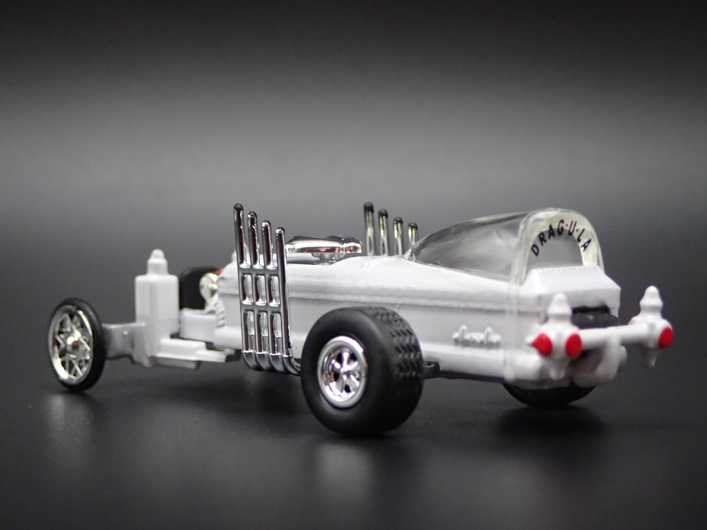 BARRIS THE DRAGULA MUNSTERS WHITE CHASE 1:64 SCALE DIORAMA DIECAST MODEL CAR