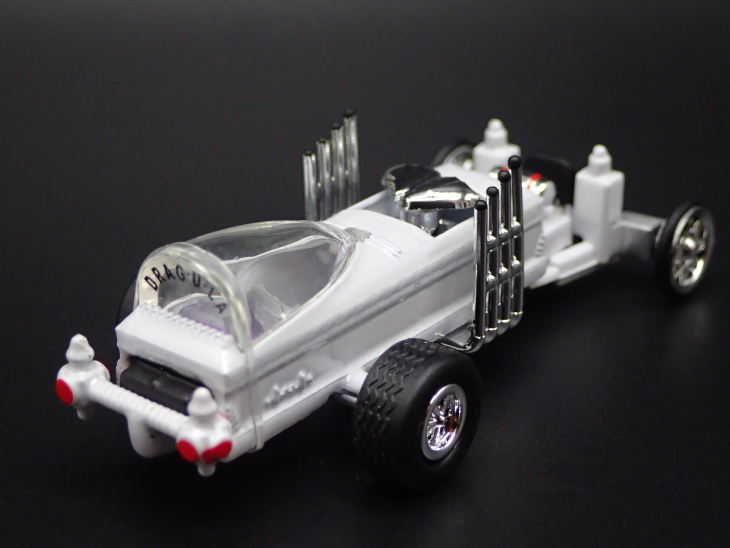 BARRIS THE DRAGULA MUNSTERS WHITE CHASE 1:64 SCALE DIORAMA DIECAST MODEL CAR