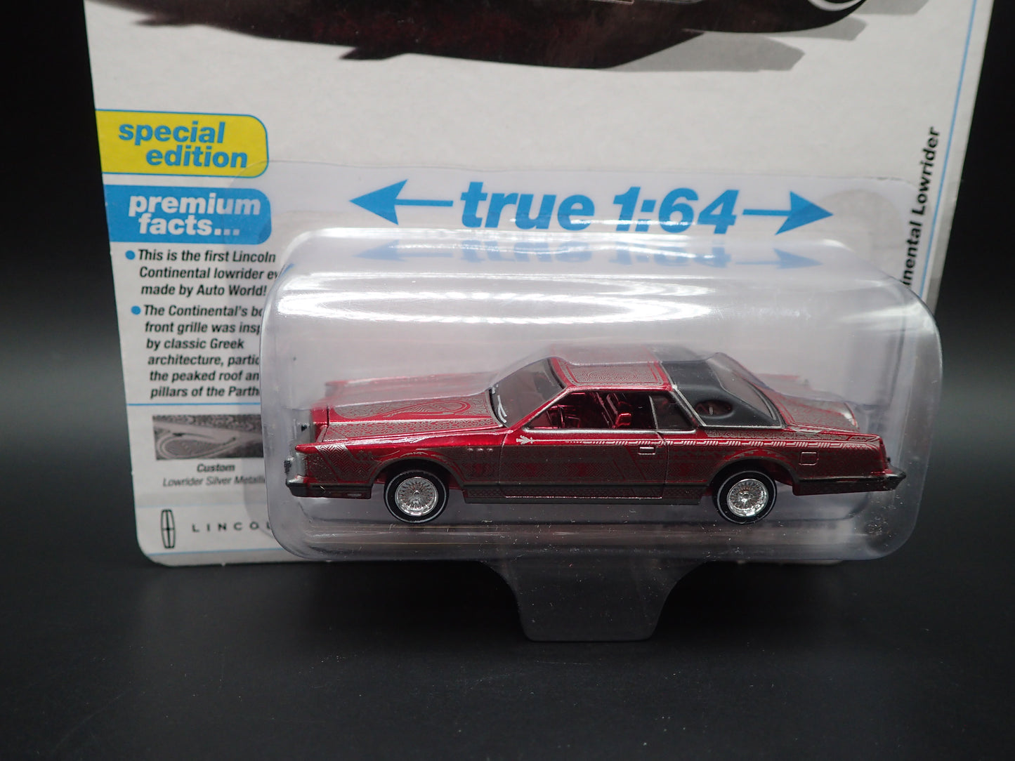 2024 AUTO WORLD ULTRA RED CHASE 1979 LINCOLN CONTINENTAL MARK V LUXURY 6A CHASE