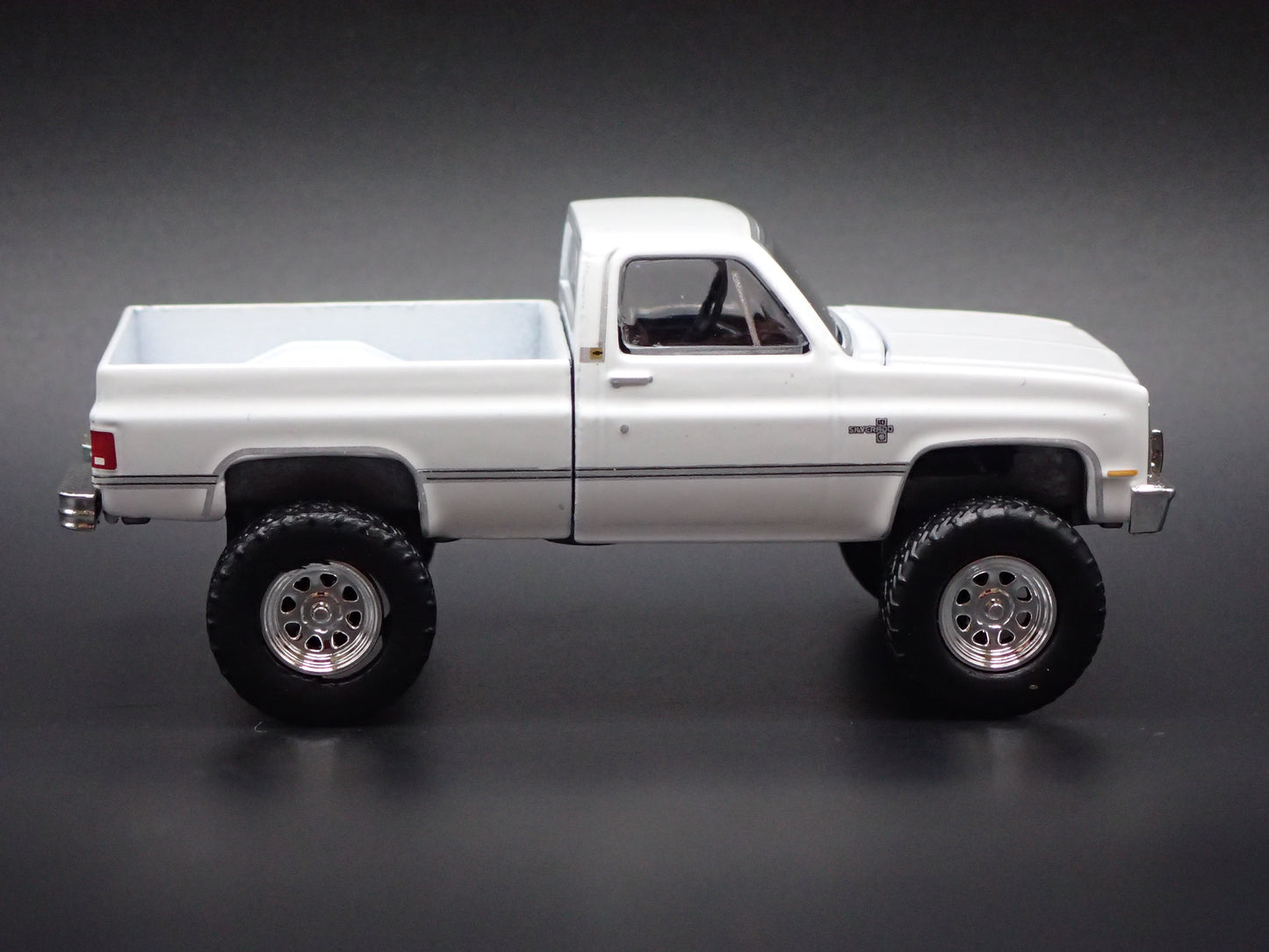 1981 81 CHEVY CHEVROLET K10 4x4 PICKUP TRUCK WHITE 1/64 SCALE DIECAST MODEL CAR