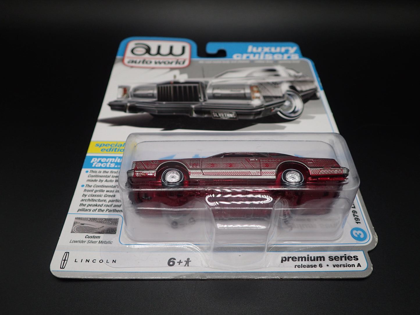 2024 AUTO WORLD ULTRA RED CHASE 1979 LINCOLN CONTINENTAL MARK V LUXURY 6A CHASE