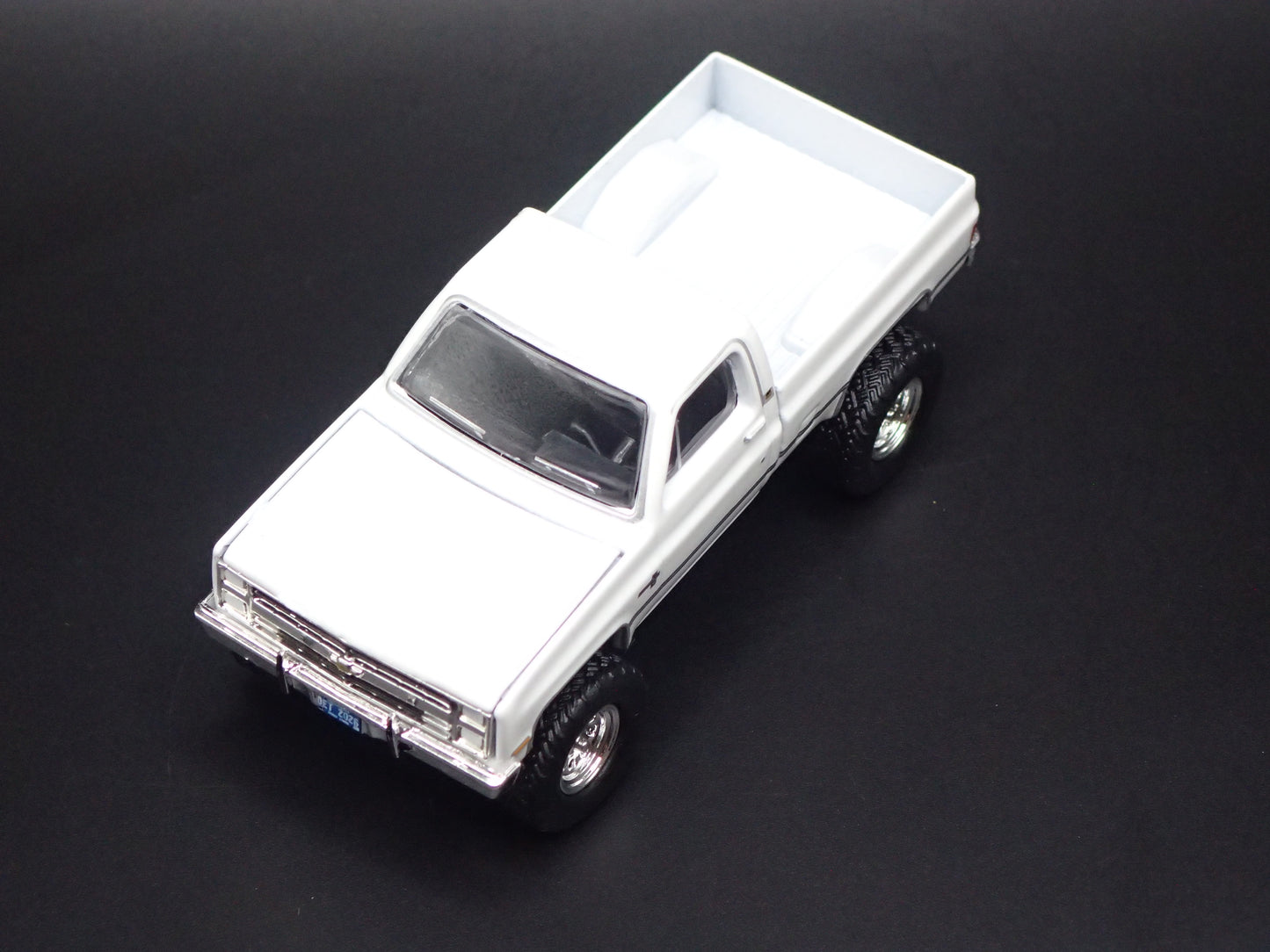 1981 81 CHEVY CHEVROLET K10 4x4 PICKUP TRUCK WHITE 1/64 SCALE DIECAST MODEL CAR