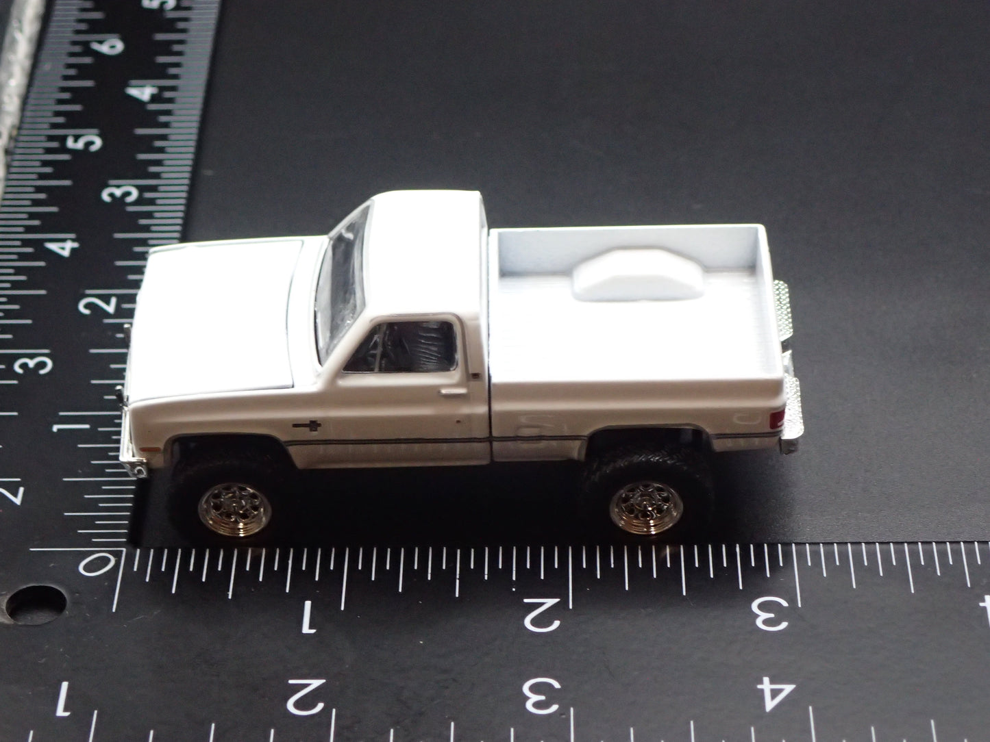 1981 81 CHEVY CHEVROLET K10 4x4 PICKUP TRUCK WHITE 1/64 SCALE DIECAST MODEL CAR